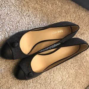 Nine West black and gray pumps